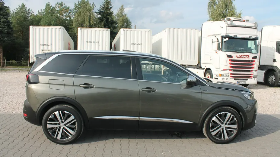 PEUGEOT 5008 -