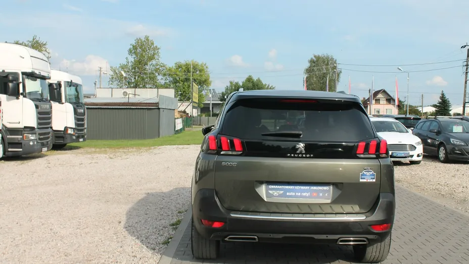 PEUGEOT 5008 -