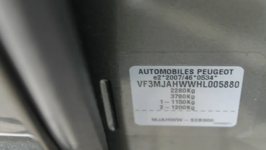 PEUGEOT 5008 -