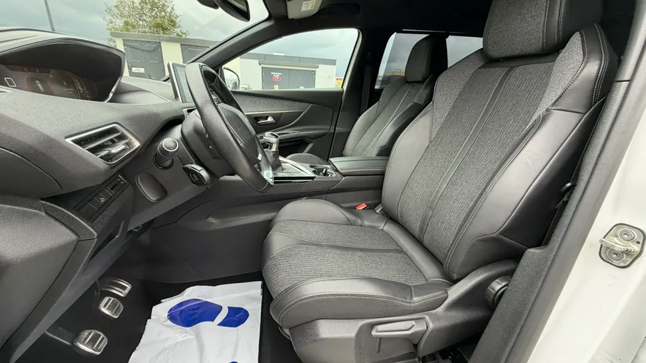PEUGEOT 5008 -