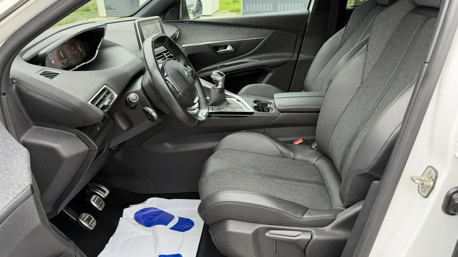 PEUGEOT 5008 -