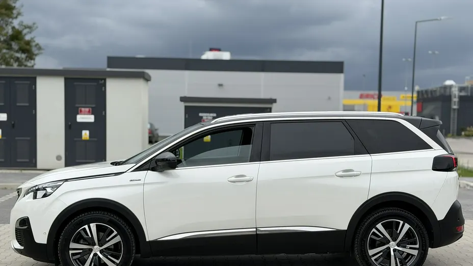 PEUGEOT 5008 -