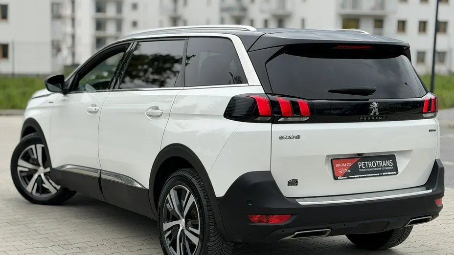 PEUGEOT 5008 -