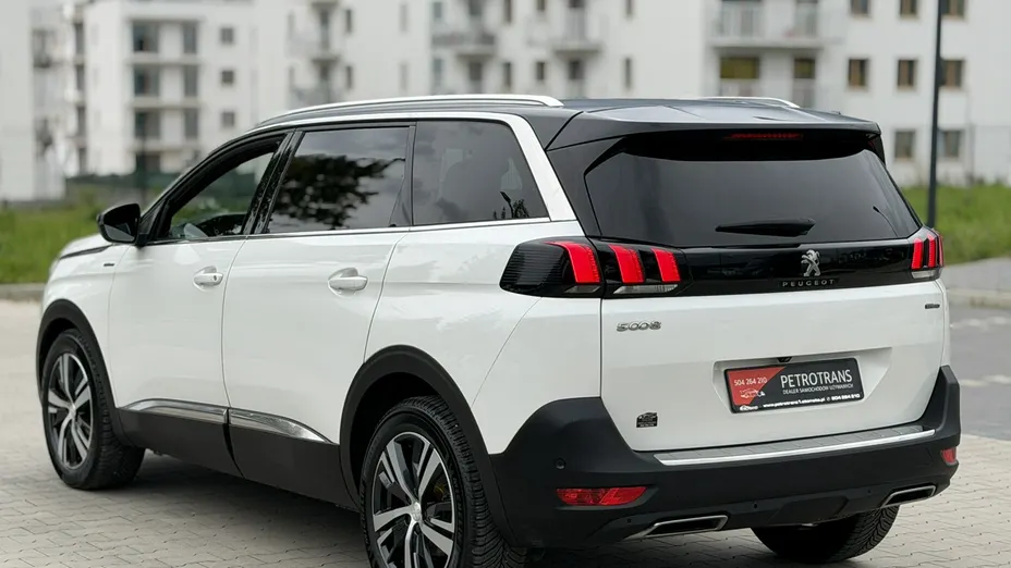 PEUGEOT 5008 -