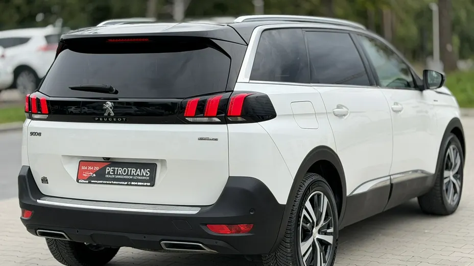 PEUGEOT 5008 -