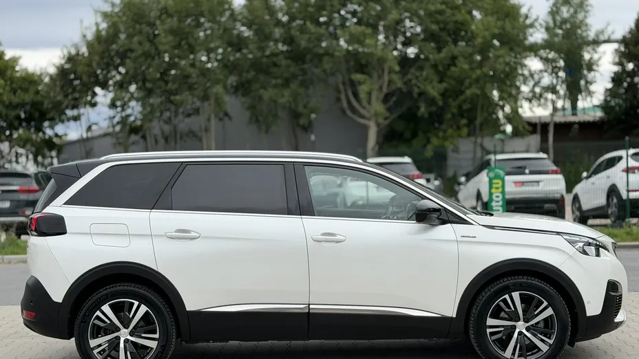 PEUGEOT 5008 -