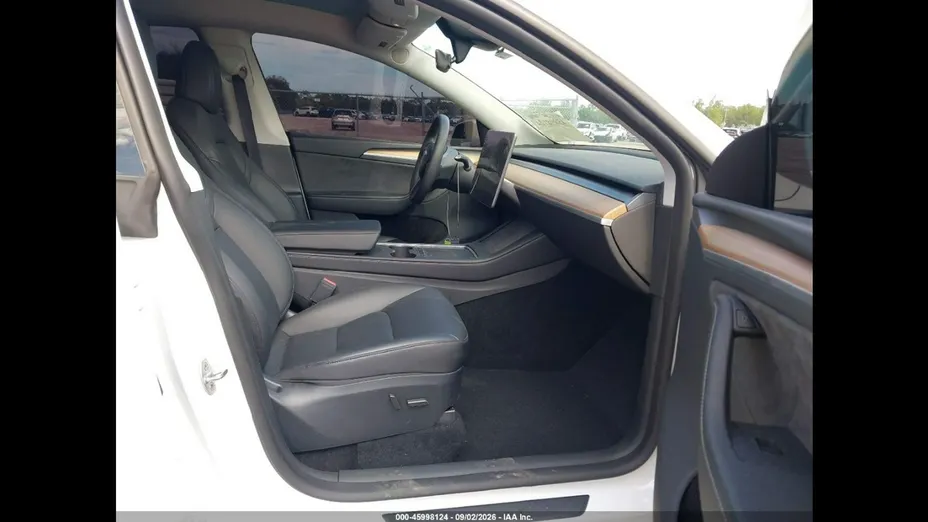 TESLA Model Y -