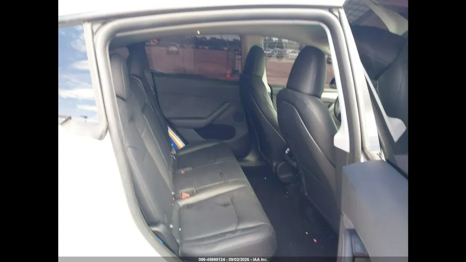 TESLA Model Y -