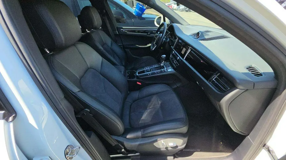PORSCHE Macan -