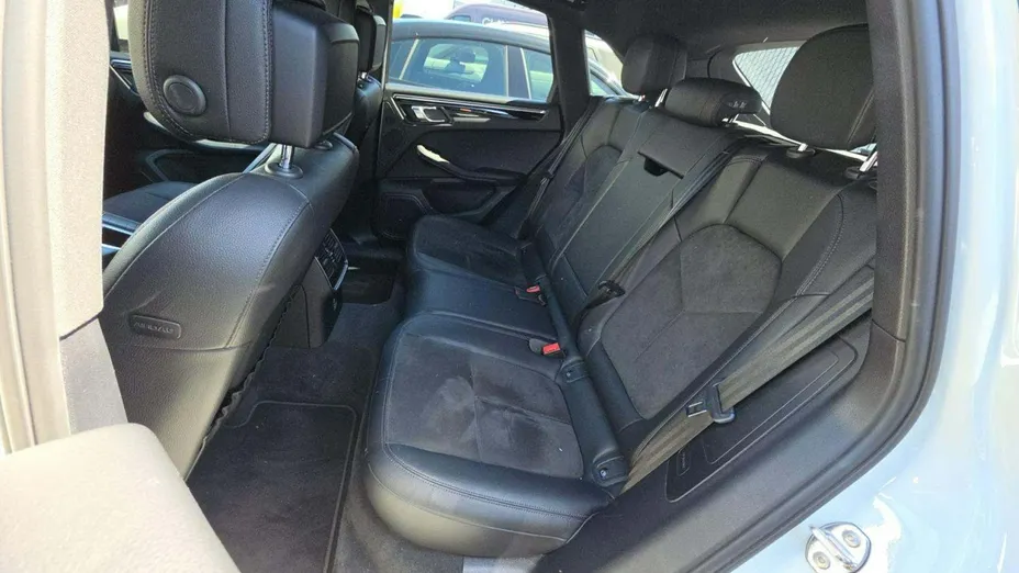 PORSCHE Macan -