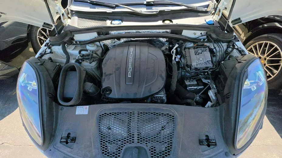 PORSCHE Macan -