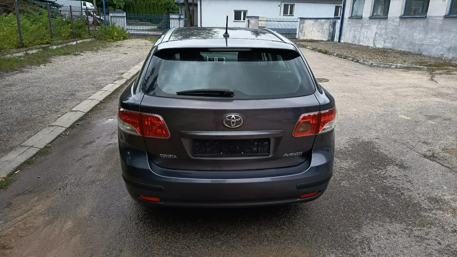 TOYOTA Avensis -