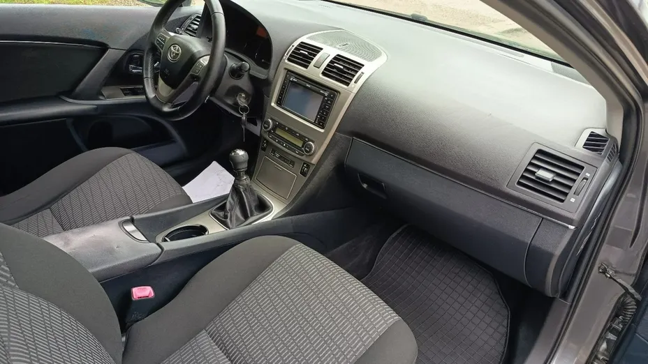 TOYOTA Avensis -