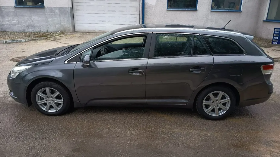 TOYOTA Avensis -
