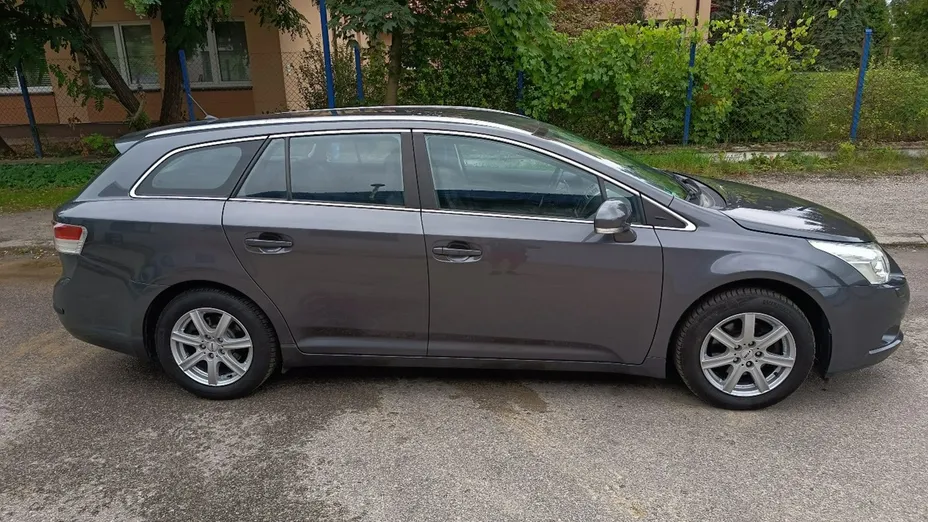 TOYOTA Avensis -