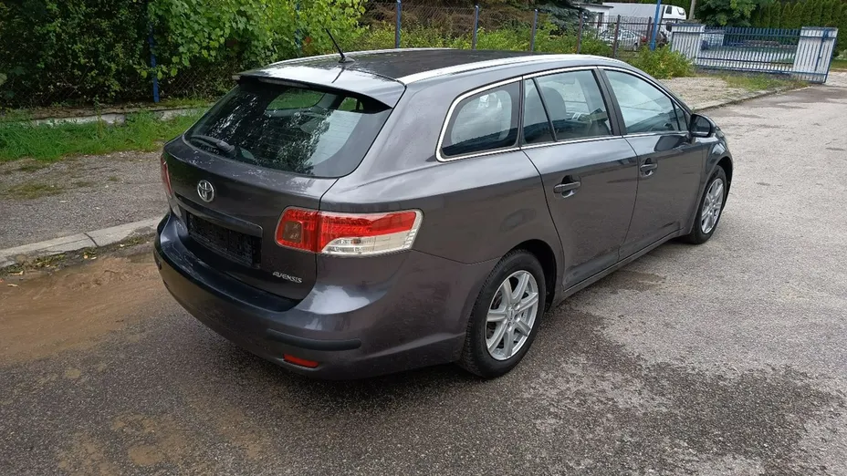 TOYOTA Avensis -