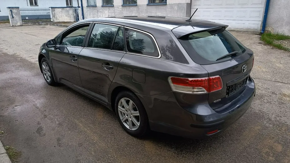 TOYOTA Avensis -