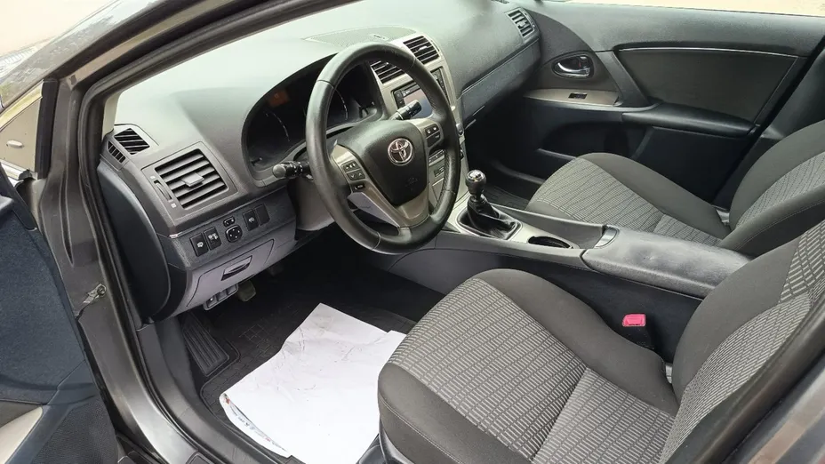 TOYOTA Avensis -