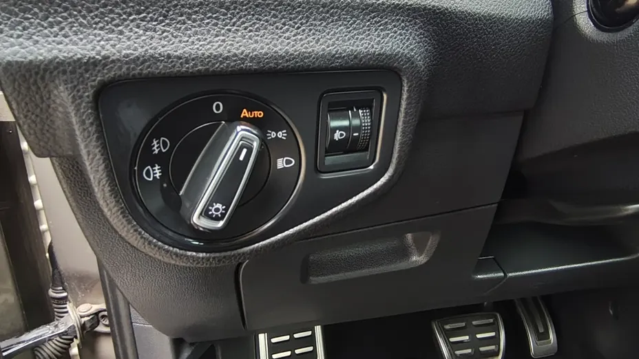 VOLKSWAGEN Golf Sportsvan -
