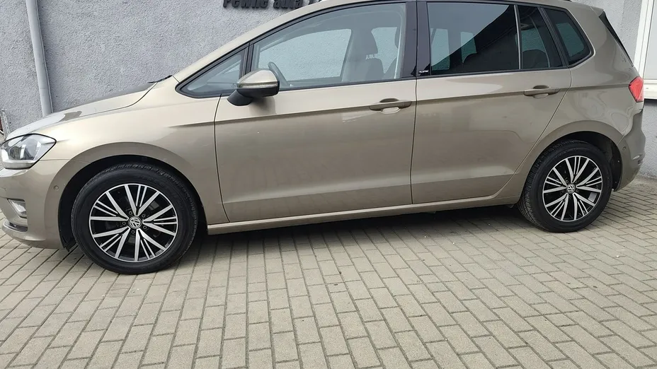 VOLKSWAGEN Golf Sportsvan -