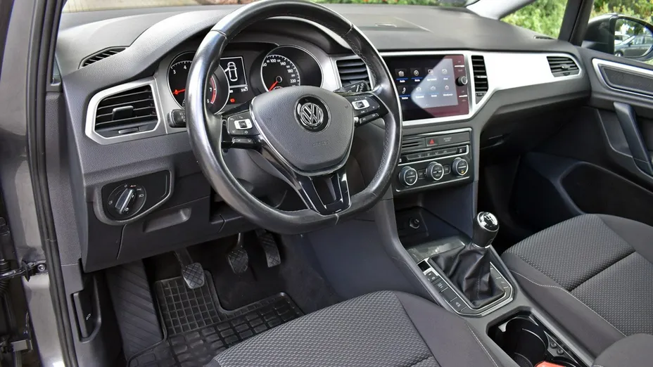 VOLKSWAGEN Golf Sportsvan -