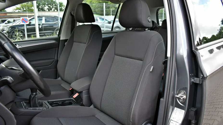 VOLKSWAGEN Golf Sportsvan -