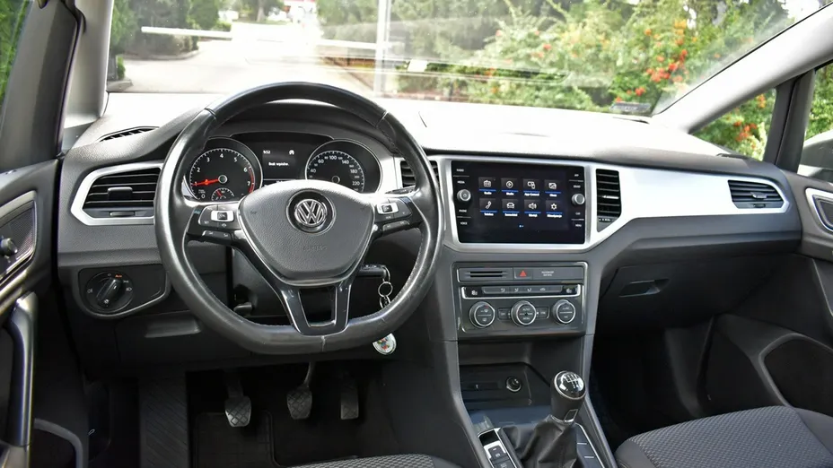 VOLKSWAGEN Golf Sportsvan -