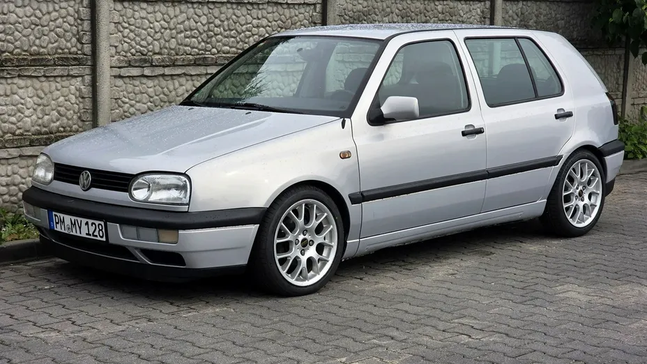VOLKSWAGEN Golf -