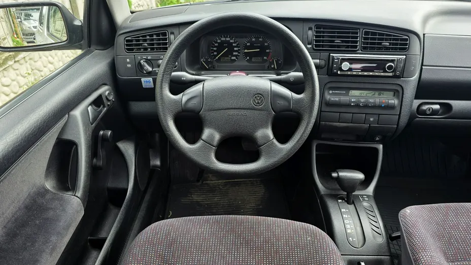 VOLKSWAGEN Golf -