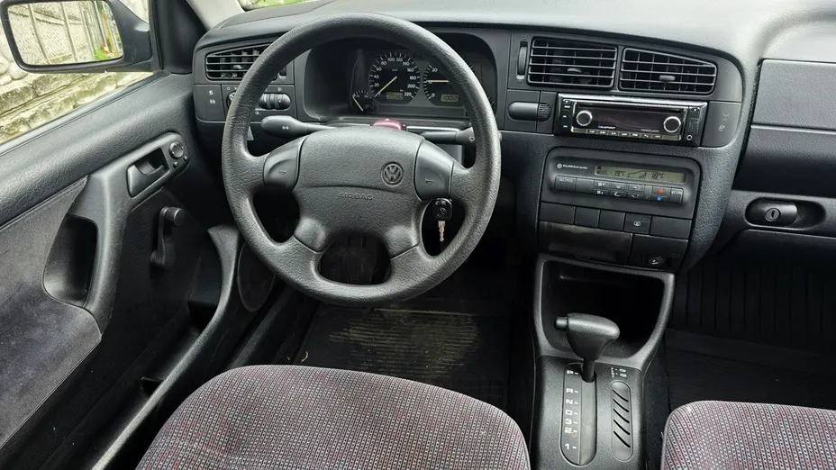 VOLKSWAGEN Golf -