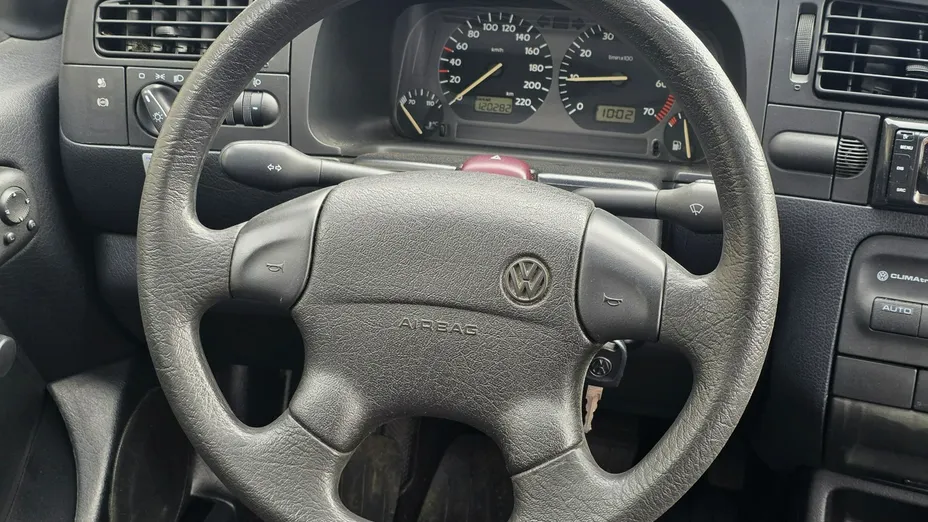 VOLKSWAGEN Golf -