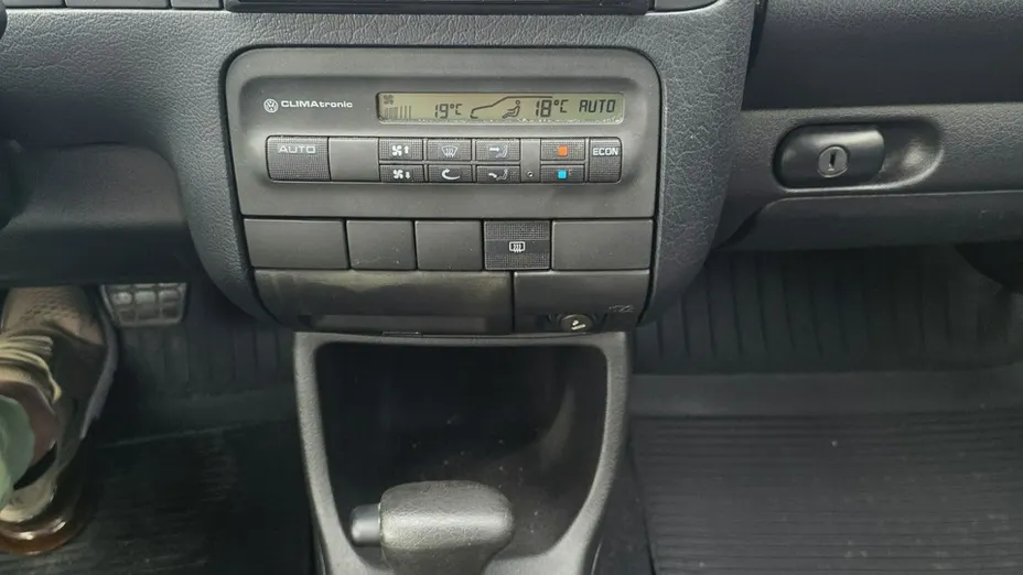 VOLKSWAGEN Golf -