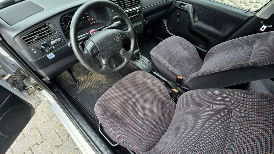 VOLKSWAGEN Golf -