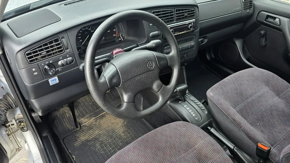 VOLKSWAGEN Golf -