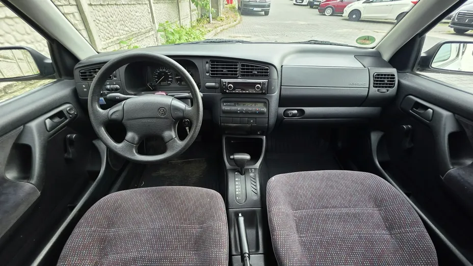 VOLKSWAGEN Golf -