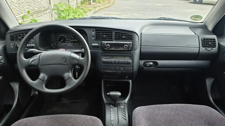 VOLKSWAGEN Golf -