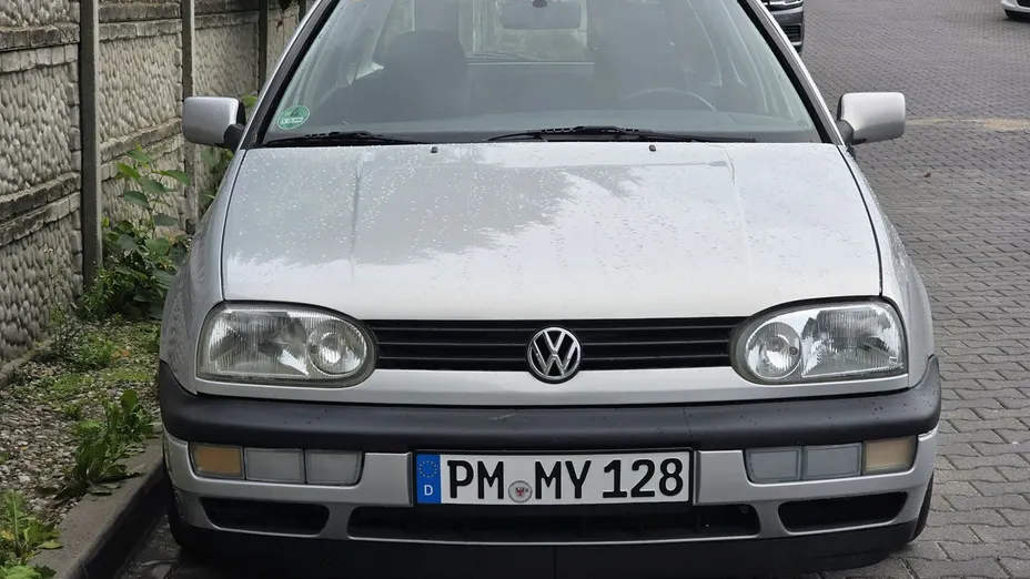 VOLKSWAGEN Golf -