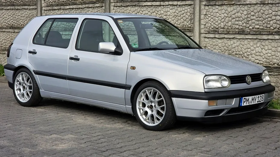 VOLKSWAGEN Golf -