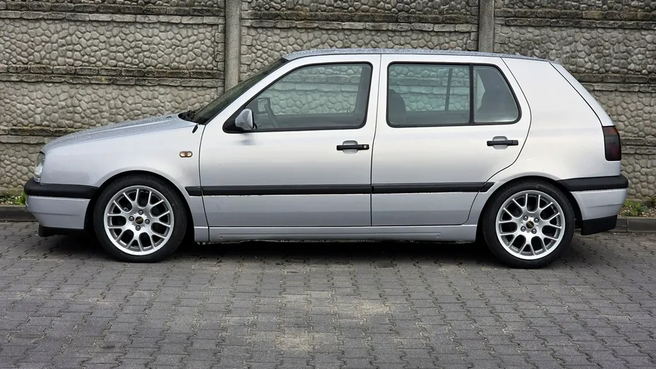 VOLKSWAGEN Golf -