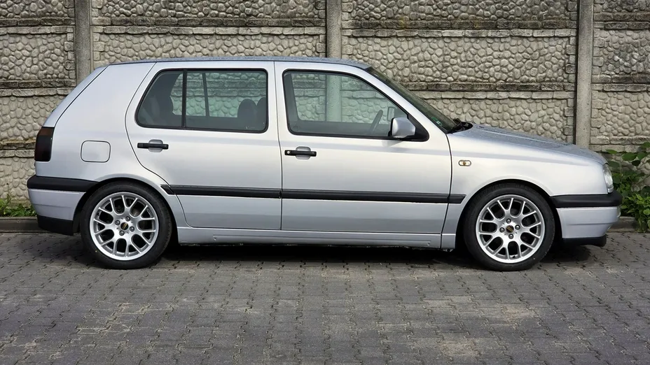 VOLKSWAGEN Golf -