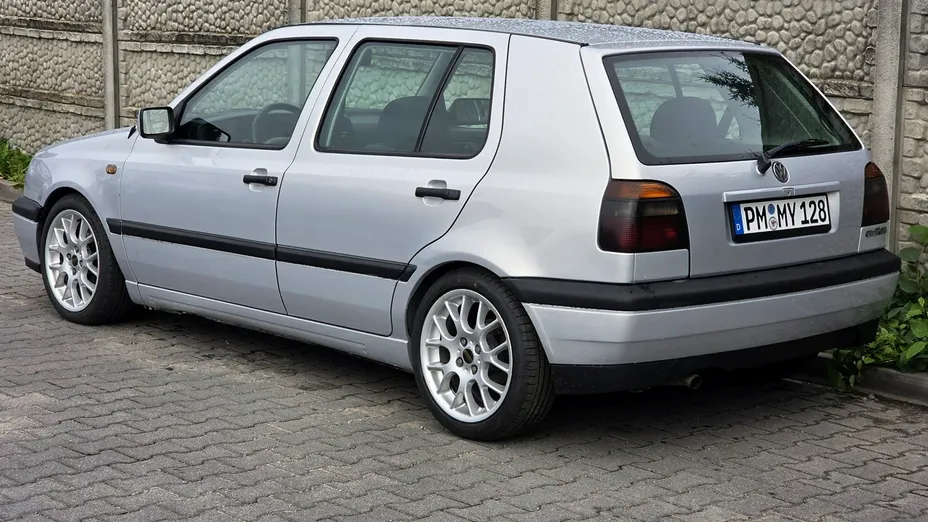 VOLKSWAGEN Golf -