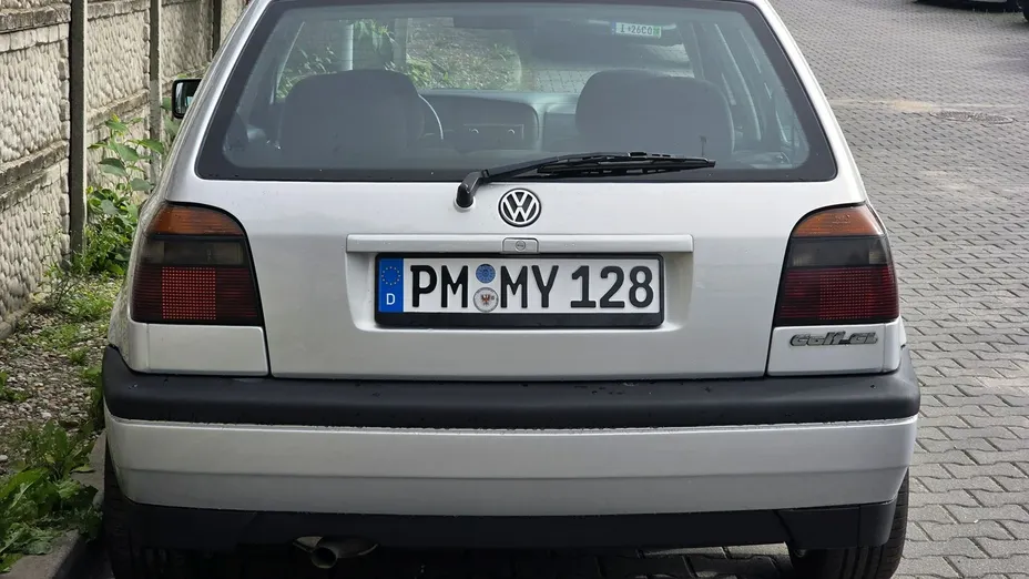 VOLKSWAGEN Golf -