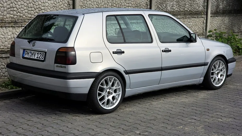 VOLKSWAGEN Golf -
