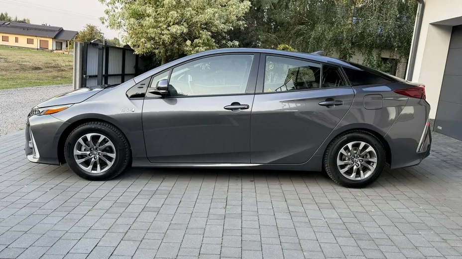 TOYOTA Prius -
