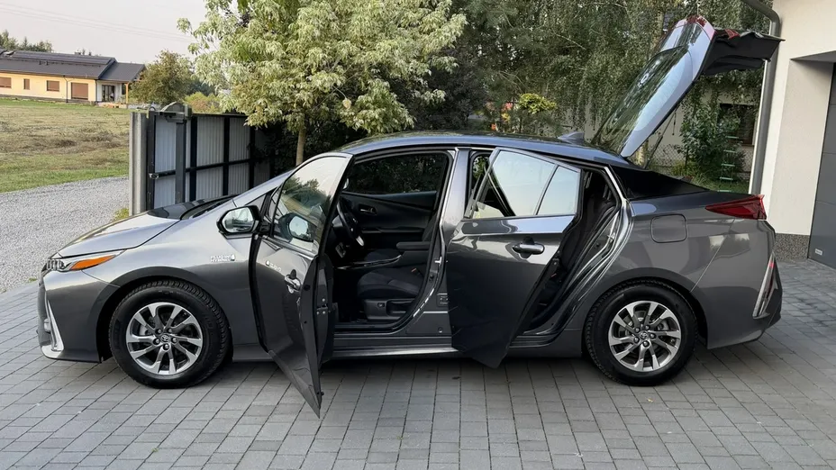 TOYOTA Prius -