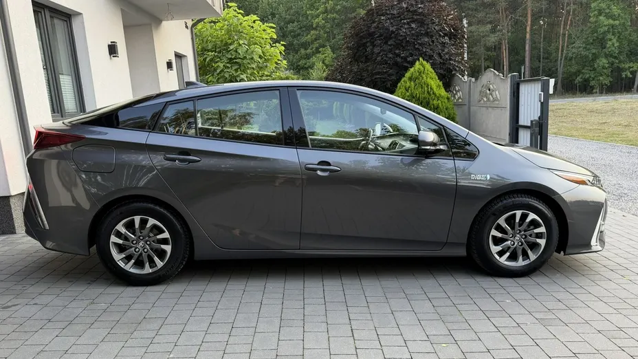 TOYOTA Prius -