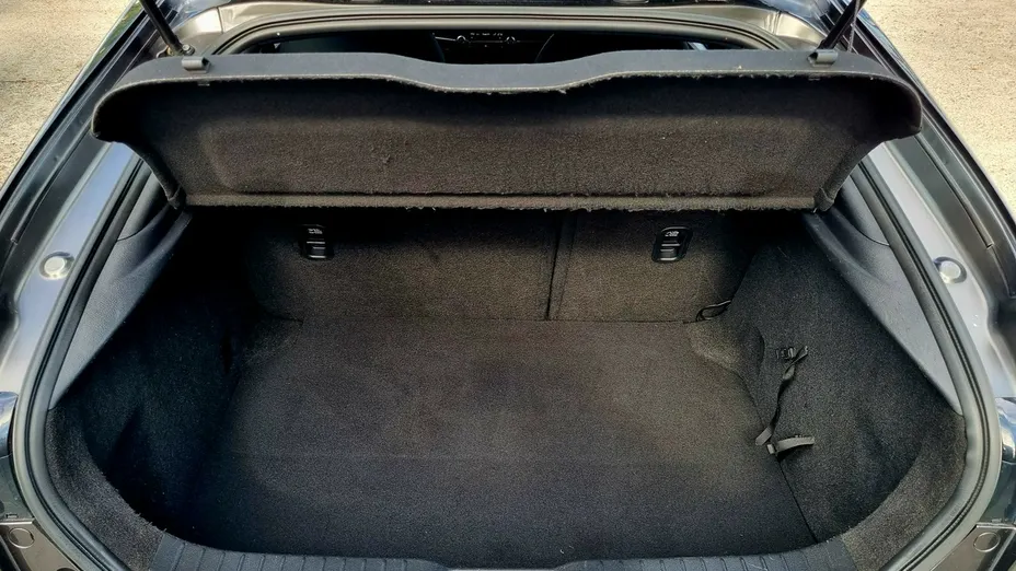 MAZDA 3 -