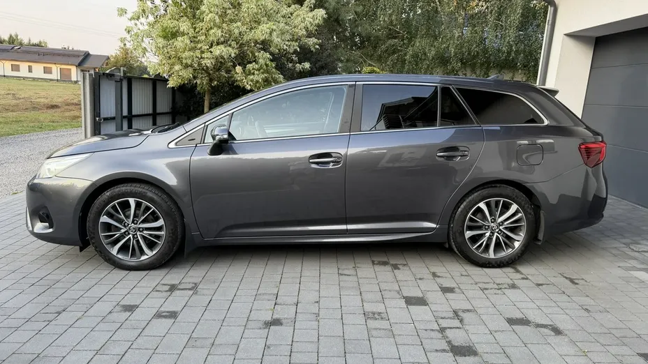 TOYOTA Avensis -