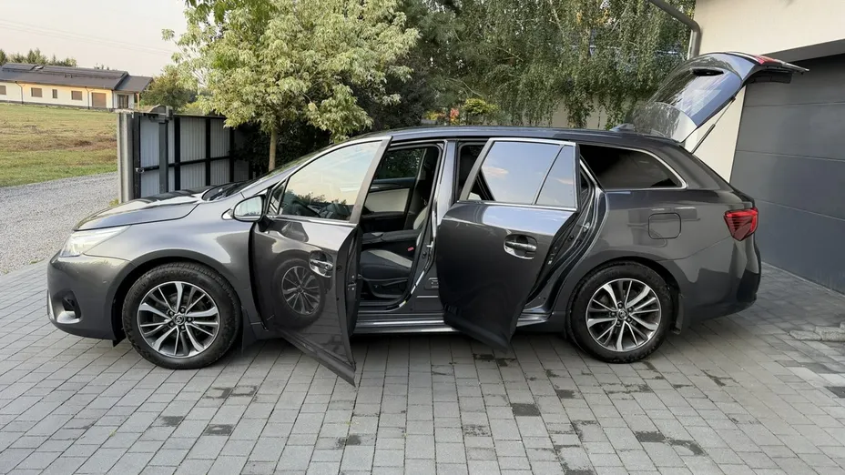 TOYOTA Avensis -