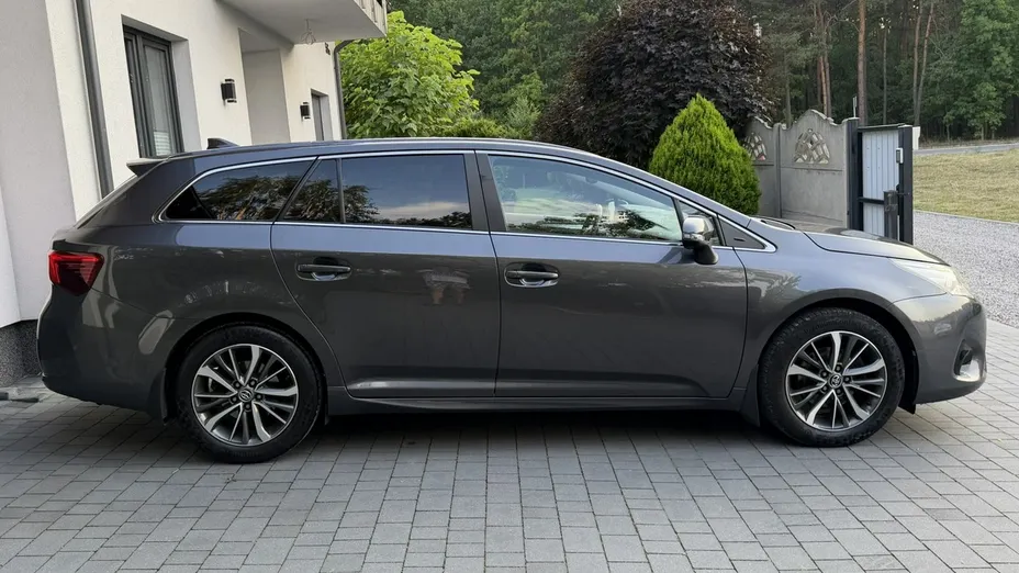 TOYOTA Avensis -